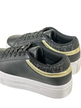 Carica l&#39;immagine nel visualizzatore di Gallery, Armani Exchange Sneakers nere con retro logato oro
