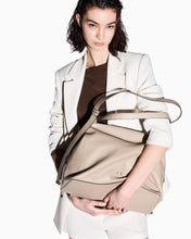 Carica l'immagine nel visualizzatore di Gallery, Armani Exchange borsa donna beige grande manico regolabile
