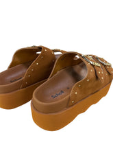Carica l&#39;immagine nel visualizzatore di Gallery, Scholl ciabatte heather in pelle marrone cognac con fibbie e borchie
