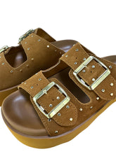 Carica l&#39;immagine nel visualizzatore di Gallery, Scholl ciabatte heather in pelle marrone cognac con fibbie e borchie
