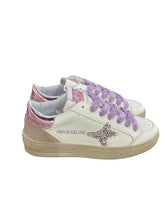 Carica l'immagine nel visualizzatore di Gallery, AMA BRAND sneakers donna in pelle bianche e lilla lacci e stemma glitter
