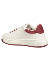 Carica l'immagine nel visualizzatore di Gallery, Emporio Armani Sneakers in pelle bianche con retro in gomma rosso
