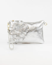 Carica l'immagine nel visualizzatore di Gallery, MBRC pochette in pelle argento con fiore

