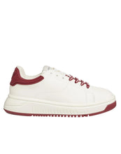 Carica l'immagine nel visualizzatore di Gallery, Emporio Armani Sneakers in pelle bianche con retro in gomma rosso
