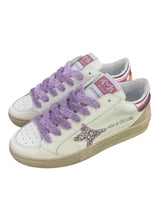 Carica l'immagine nel visualizzatore di Gallery, AMA BRAND sneakers donna in pelle bianche e lilla lacci e stemma glitter
