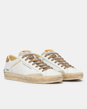 Carica l'immagine nel visualizzatore di Gallery, CRIME LONDON sneakers uomo Distressed bianche lacci e retro camel
