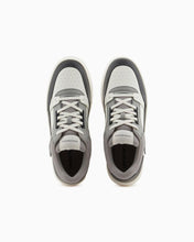 Carica l&#39;immagine nel visualizzatore di Gallery, Emporio Armani Sneakers in pelle e mesh con dettagli a contrasto
