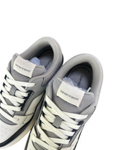 Carica l&#39;immagine nel visualizzatore di Gallery, Emporio Armani Sneakers donna in pelle e mesh con dettagli a contrasto
