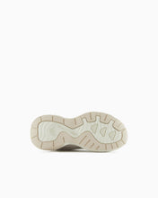 Carica l'immagine nel visualizzatore di Gallery, Emporio Armani Sneakers donna beige in pelle con dettagli in velluto e logo signature
