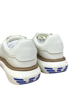 Carica l&#39;immagine nel visualizzatore di Gallery, Emporio Armani Sneakers in pelle uomo bianche con maxi aquila bluette
