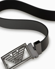 Carica l&#39;immagine nel visualizzatore di Gallery, Emporio Armani Cintura uomo reversibile in pelle grigia/nera fibbia aquila

