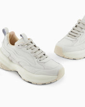 Carica l'immagine nel visualizzatore di Gallery, Emporio Armani Sneakers donna beige in pelle con dettagli in velluto e logo signature
