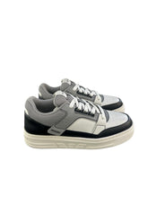 Carica l&#39;immagine nel visualizzatore di Gallery, Emporio Armani Sneakers donna in pelle e mesh con dettagli a contrasto
