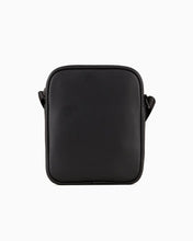Carica l&#39;immagine nel visualizzatore di Gallery, Armani Exchange tracolla con logo nera
