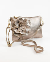 Carica l'immagine nel visualizzatore di Gallery, MBRC pochette in pelle bronzo con fiore
