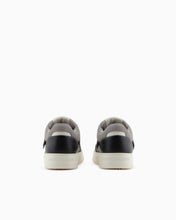 Carica l&#39;immagine nel visualizzatore di Gallery, Emporio Armani Sneakers in pelle e mesh con dettagli a contrasto
