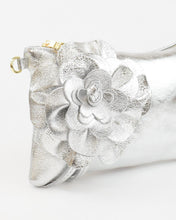 Carica l'immagine nel visualizzatore di Gallery, MBRC pochette in pelle argento con fiore
