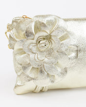 Carica l'immagine nel visualizzatore di Gallery, MBRC pochette in pelle oro con fiore
