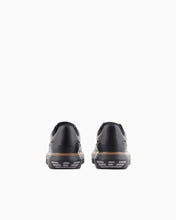 Carica l&#39;immagine nel visualizzatore di Gallery, Emporio Armani Sneakers in pelle uomo nere con maxi aquila
