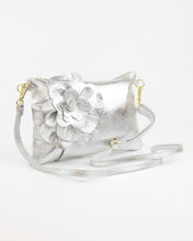 Carica l'immagine nel visualizzatore di Gallery, MBRC pochette in pelle argento con fiore
