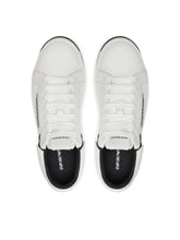 Carica l&#39;immagine nel visualizzatore di Gallery, Emporio Armani Sneakers in pelle con placca aquila nere e bianche
