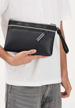 Carica l'immagine nel visualizzatore di Gallery, Armani exchange pochette uomo nera con laccio logo lettering
