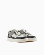 Carica l&#39;immagine nel visualizzatore di Gallery, Emporio Armani Sneakers in pelle e mesh con dettagli a contrasto
