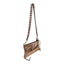 Carica l'immagine nel visualizzatore di Gallery, MBRC pochette donna cipria in pelle laminata con doppia tracolla
