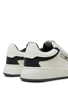 Emporio Armani Sneakers in pelle con placca aquila nere e bianche