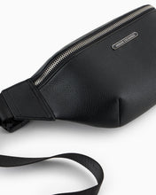 Carica l'immagine nel visualizzatore di Gallery, Armani exchange marsupio uomo nero placca logo
