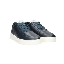 Carica l&#39;immagine nel visualizzatore di Gallery, Emporio Armani Sneakers in pelle con dettagli termoformati blu
