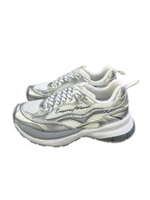 Carica l&#39;immagine nel visualizzatore di Gallery, Emporio Armani Sneakers in mesh co dettagli laminati e logo signature
