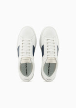 Carica l&#39;immagine nel visualizzatore di Gallery, Emporio Armani Sneakers in pelle con dettagli a contrasto
