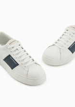 Carica l&#39;immagine nel visualizzatore di Gallery, Emporio Armani Sneakers in pelle con dettagli a contrasto
