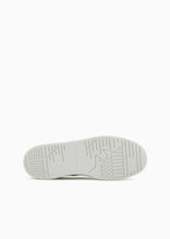 Carica l&#39;immagine nel visualizzatore di Gallery, Emporio Armani Sneakers in pelle con dettagli a contrasto
