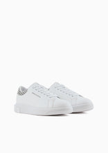 Carica l&#39;immagine nel visualizzatore di Gallery, Armani Exchange sneakers con retro a contrasto logo bianche
