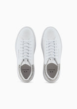 Carica l&#39;immagine nel visualizzatore di Gallery, Armani Exchange sneakers con retro a contrasto logo bianche
