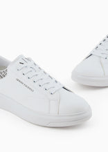 Carica l&#39;immagine nel visualizzatore di Gallery, Armani Exchange sneakers con retro a contrasto logo bianche
