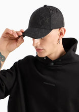 Carica l&#39;immagine nel visualizzatore di Gallery, Armani Exchange Cappello con visiera con monogram tono su tono
