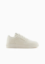 Carica l&#39;immagine nel visualizzatore di Gallery, Emporio Armani Sneakers in pelle con dettagli termoformati bianco
