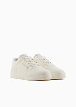 Carica l&#39;immagine nel visualizzatore di Gallery, Emporio Armani Sneakers in pelle con dettagli termoformati bianco
