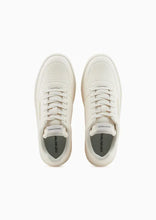 Carica l&#39;immagine nel visualizzatore di Gallery, Emporio Armani Sneakers in pelle con dettagli termoformati bianco
