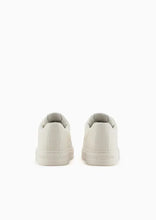 Carica l&#39;immagine nel visualizzatore di Gallery, Emporio Armani Sneakers in pelle con dettagli termoformati bianco
