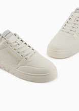 Carica l&#39;immagine nel visualizzatore di Gallery, Emporio Armani Sneakers in pelle con dettagli termoformati bianco
