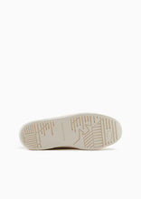 Carica l&#39;immagine nel visualizzatore di Gallery, Emporio Armani Sneakers in pelle con dettagli termoformati bianco
