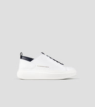 Carica l'immagine nel visualizzatore di Gallery, Alexander Smith Wembley sneakers in pelle bottalata bianca e dettagli blu
