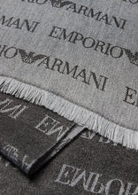 Carica l&#39;immagine nel visualizzatore di Gallery, Emporio Armani Sciarpa in misto lana lettering jacquard all over
