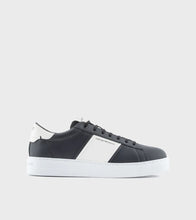 Carica l&#39;immagine nel visualizzatore di Gallery, Emporio Armani Sneakers in pelle con dettagli in gomma

