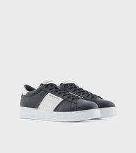 Carica l&#39;immagine nel visualizzatore di Gallery, Emporio Armani Sneakers in pelle con dettagli in gomma
