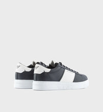 Carica l&#39;immagine nel visualizzatore di Gallery, Emporio Armani Sneakers in pelle con dettagli in gomma
